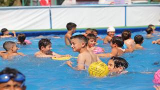 Çocuklar yazın tadını İzmit Belediyesi Portatif Yüzme Havuzu’nda çıkaracak