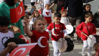 İzmit Belediyesi Çınar Çocuk Evi’nden 100. Yıl korteji 