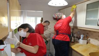 İzmit Belediyesi evde temizlik hizmetiyle vatandaşın hayatını kolaylaştırmaya devam ediyor