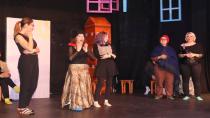 İZMEK Tiyatro Kursu Öğrencilerinin performansı büyük beğeni topladı