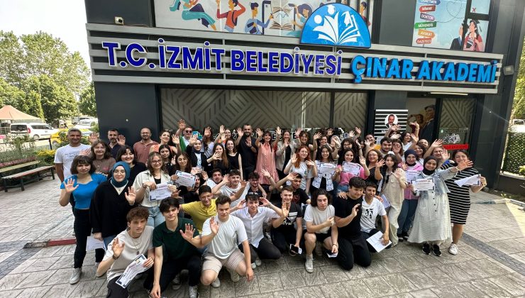 Çınar Akademisi Öğrencileri mezuniyet töreninde stres attı