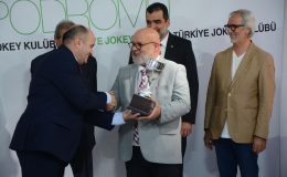 İlk kez düzenlenen Leyla Atakan Koşusu’nda galibiyet kupasını Yaşar Kardaş takdim etti