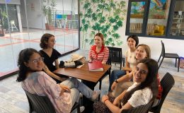 İngilizce öğrenmek isteyen gençlerin uğrak noktası Talk and Smile Cafe hizmete devam ediyor
