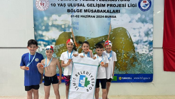 İzmitli minik yüzücüler Bursa’dan başarıyla döndü