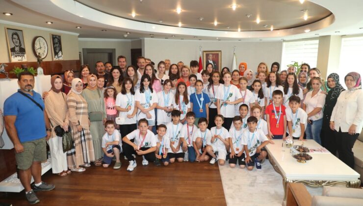 Başkan Hürriyet, başarılı yüzücüleri ağırladı