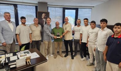 İzmit Belediyespor Güreşçilerinden Kardaş’a teşekkür ziyareti