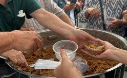 Kapanca Sokak Festivalinde vatandaşlara helva ikramı