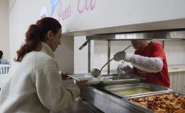Üniversitelilere ücretsiz sıcak yemek hizmeti “Anne Eli” bu akşam hizmete başladı