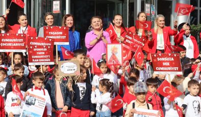 Çınar Çocuk Evi miniklerinden  Cumhuriyet coşkusuna anlamlı bir kortej