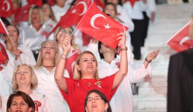 Soner Arıca’dan 1923 Kadın Korosuna: Gerçekten muhteşemsiniz!