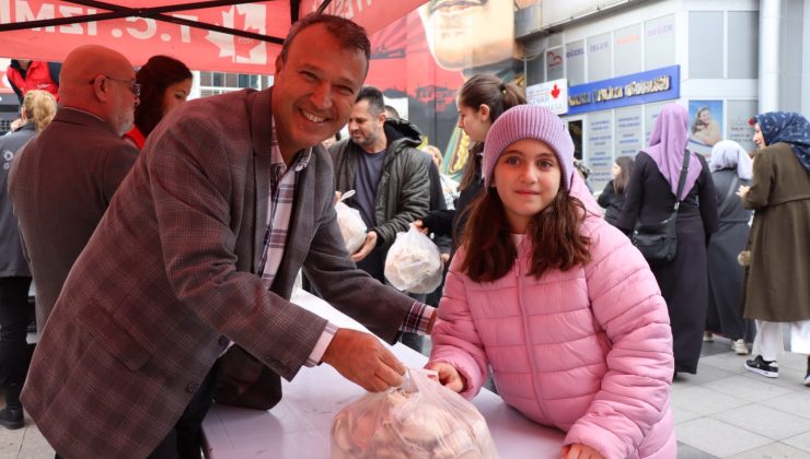 İzmit Belediyesi vatandaşlara  istiridye mantarı ve fıstık çamı dağıttı
