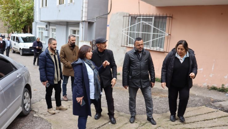 İzmit Belediyesi mahalledeki ihtiyaçları yerinde tespite devam ediyor