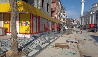 İzmit Belediyesi, Şehit Kazım Caddesinde çalışmalarına devam ediyor