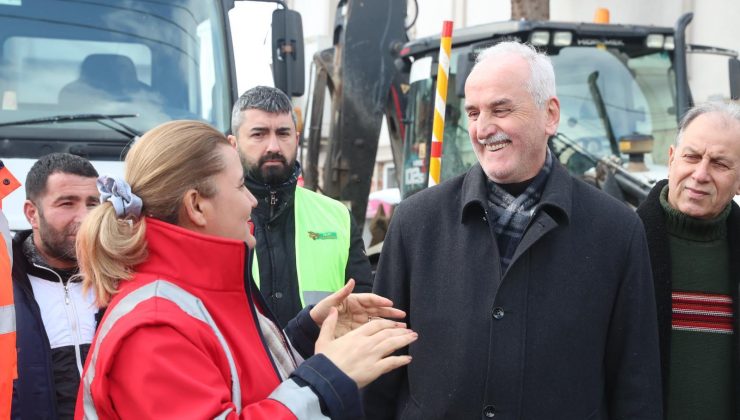 Başkan Hürriyet, Gündoğdu Mahallesi’nde karla mücadele çalışmalarını inceledi