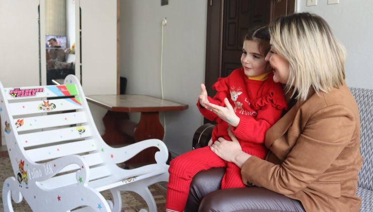 İzmit Belediyesi, Karamürselli küçük Eslina’nın yeni yıl dileğini gerçekleştirdi