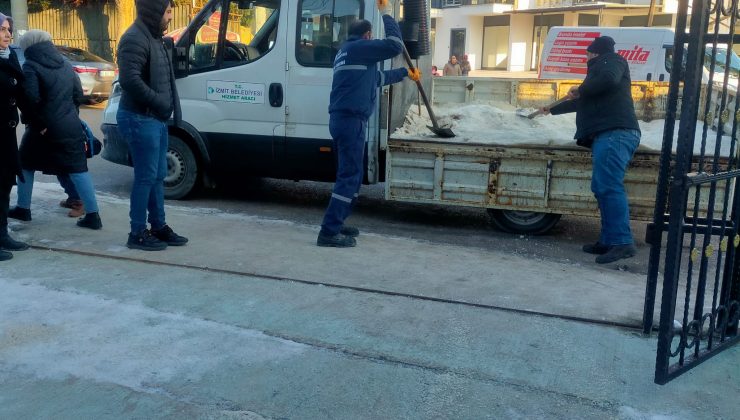 İzmit Belediyesi buzlanmaya karşı çalışmalarını sürdürüyor