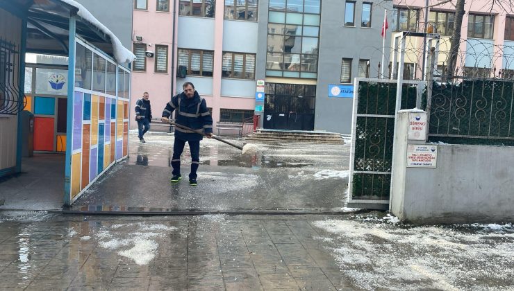 İzmit Belediyesinden Askeri Öğrenci Belirleme Sınavı öncesi okullarda kar küreme ve tuzlama çalışması
