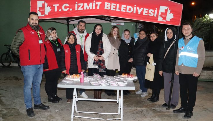 İzmit Belediyesi, Kadıköy Yeşil Cami’nde teravih çıkışı cemaat ile buluştu