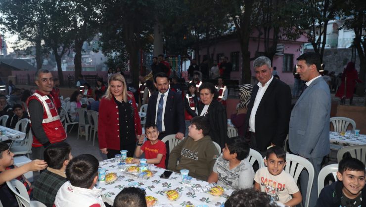 Başkan Hürriyet, Topçular Mahallesi sakinleriyle iftar sofrasında bir araya geldi