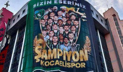 İzmit Belediyesi Belsa’da dev Kocaelispor bayrağını dalgalandırdı
