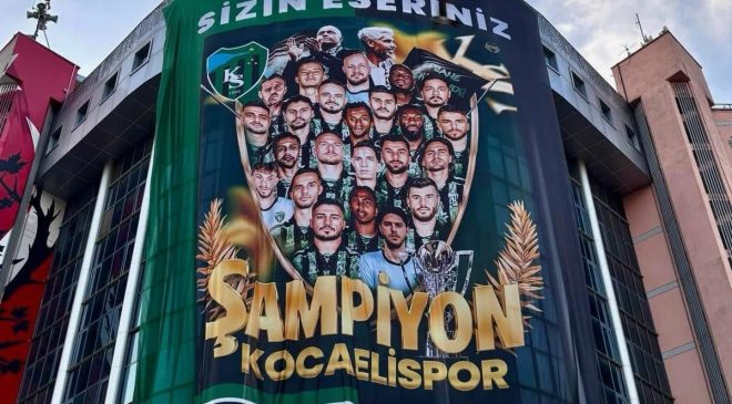 İzmit Belediyesi Belsa’da dev Kocaelispor bayrağını dalgalandırdı