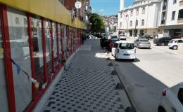 İzmit Belediyesi Şehit Kazım Caddesinde kaldırımları yeniledi