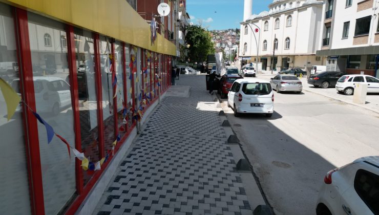 İzmit Belediyesi Şehit Kazım Caddesinde kaldırımları yeniledi
