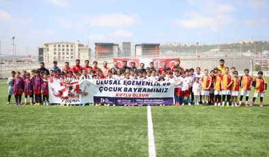 İzmit Belediyesi minik futbolculara bayramı yaşattı