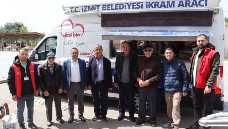 İzmit Belediyesi, Karaabdülbaki Mahalle Camii’nde Cuma Namazı sonrası ikramlarda bulundu