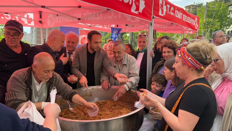 Kapanca Sokak Festivalinde İzmitlilere un helvası ikramı