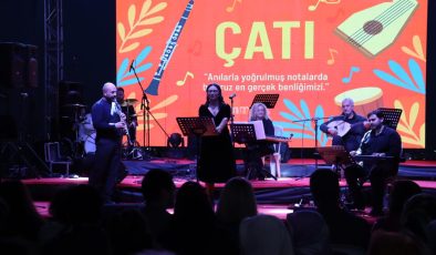 Kapanca Sokak’ta ÇATI Grubu müzik ziyafeti sundu
