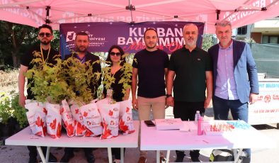 İzmit Belediyesi bu bayram arifesinde de mezarlıklarda binlerce fide dağıttı