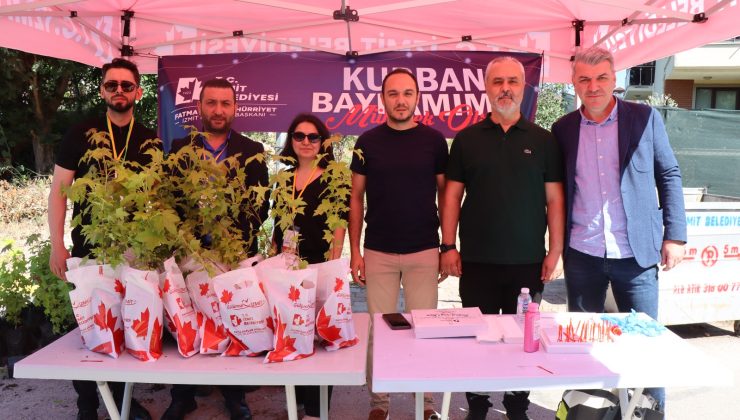 İzmit Belediyesi bu bayram arifesinde de mezarlıklarda binlerce fide dağıttı
