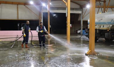 İzmit Belediyesinden Yeşilova Pazarı’nda bayram öncesi gece mesaisi