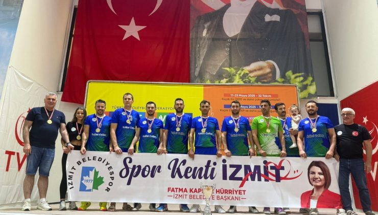 İzmit Belediyespor Veteran Erkek Voleybol Takımı Türkiye Şampiyonu oldu