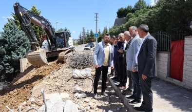 İzmit Belediyesi Huzur Sokak’ta istinat duvarı çalışmalarına aralıksız devam ediyor