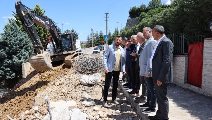 İzmit Belediyesi Huzur Sokak’ta istinat duvarı çalışmalarına aralıksız devam ediyor