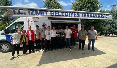 İzmit Belediyesi Orhan Mahallesi sakinleriyle Cuma namazı çıkışı buluştu