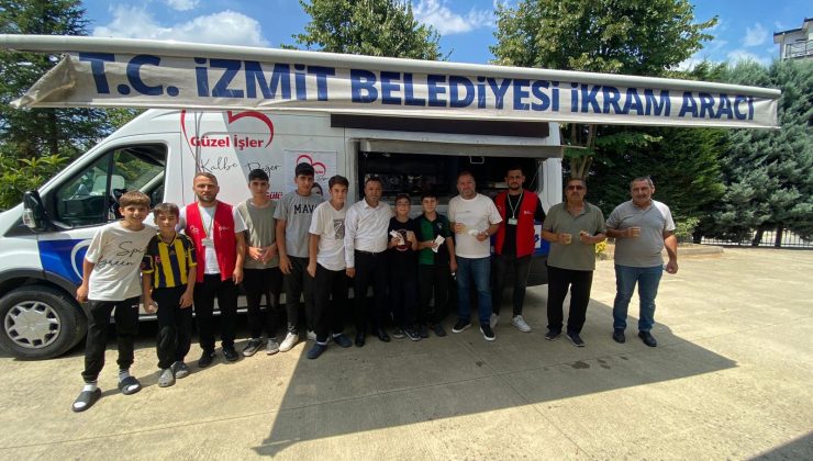 İzmit Belediyesi Orhan Mahallesi sakinleriyle Cuma namazı çıkışı buluştu