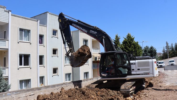 İzmit Belediyesi, Turgut’taki tehlikeli istinat duvarını yeniliyor