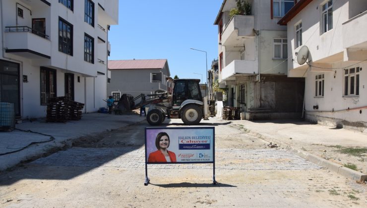İzmit Belediyesi, Yörükler Sokak’ta bozulan parke yolu yeniledi