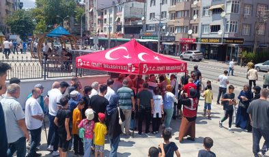 İzmit Belediyesi’nden gönülleri ısıtan aşure ikramı