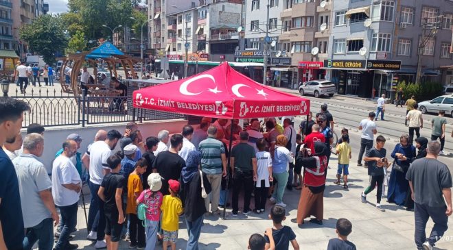 İzmit Belediyesi’nden gönülleri ısıtan aşure ikramı