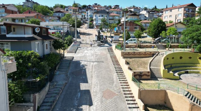 İzmit Belediyesi Neşe Sokakta eskiyen beton yolu yeniliyor