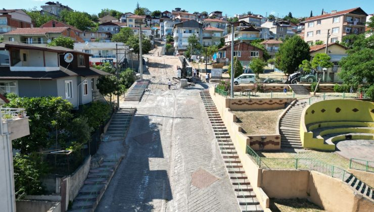 İzmit Belediyesi Neşe Sokakta eskiyen beton yolu yeniliyor