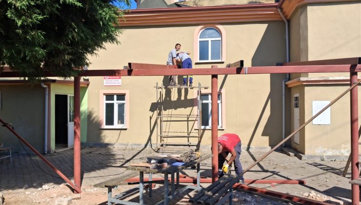 İzmit Belediyesinden Bağlıca Mahallesi Toramanlar Cami’ne sundurma