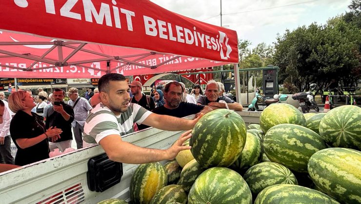 İzmit Belediyesinden hem üreticiye hem vatandaşa destek: Karpuzlar tarladan sofraya