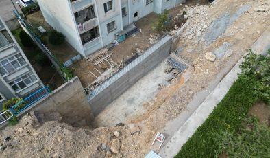 İzmit Belediyesinin Turgut Mahallesi’nde istinat duvarı yenileme çalışmaları devam ediyor
