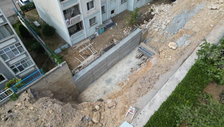 İzmit Belediyesinin Turgut Mahallesi’nde istinat duvarı yenileme çalışmaları devam ediyor
