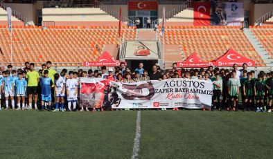 İzmit’te Zafer Bayramı futbol coşkusu yaşandı